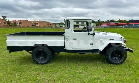Acheter Occasion Voiture Toyota Land Cruiser Blanc à Import - Dubai, Région de la Bouenza Acheter Occasion Voiture Toyota Land Cruiser Blanc à Import - Dubai, Région de la Bouenza