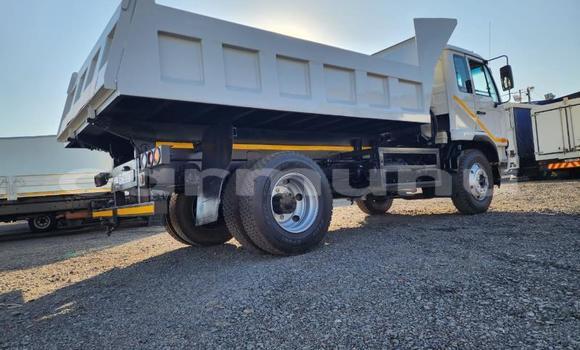 Acheter Occasion Utilitaire Nissan UD Blanc à Import - Dubai, Région de la Bouenza Acheter Occasion Utilitaire Nissan UD Blanc à Import - Dubai, Région de la Bouenza