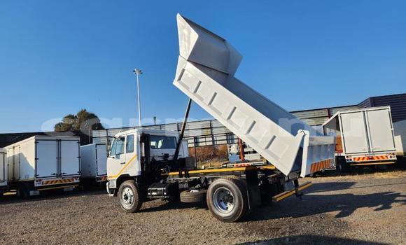 Acheter Occasion Utilitaire Nissan UD Blanc à Import - Dubai, Région de la Bouenza Acheter Occasion Utilitaire Nissan UD Blanc à Import - Dubai, Région de la Bouenza