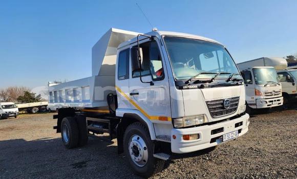 Acheter Occasion Utilitaire Nissan UD Blanc à Import - Dubai, Région de la Bouenza Acheter Occasion Utilitaire Nissan UD Blanc à Import - Dubai, Région de la Bouenza