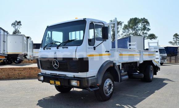 Buy Used Mercedes‒Benz Truck White Truck in Import - Dubai in Region of Bouenza Buy Used Mercedes‒Benz Truck White Truck in Import - Dubai in Region of Bouenza