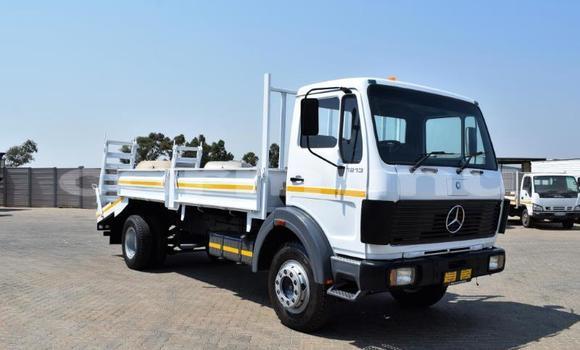 Buy Used Mercedes‒Benz Truck White Truck in Import - Dubai in Region of Bouenza Buy Used Mercedes‒Benz Truck White Truck in Import - Dubai in Region of Bouenza