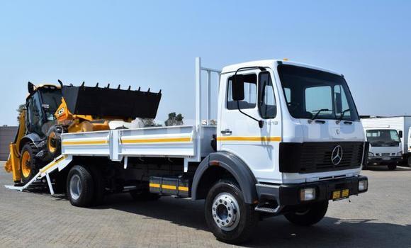 Buy Used Mercedes‒Benz Truck White Truck in Import - Dubai in Region of Bouenza Buy Used Mercedes‒Benz Truck White Truck in Import - Dubai in Region of Bouenza