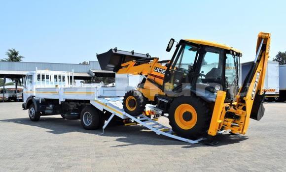 Buy Used Mercedes‒Benz Truck White Truck in Import - Dubai in Region of Bouenza Buy Used Mercedes‒Benz Truck White Truck in Import - Dubai in Region of Bouenza