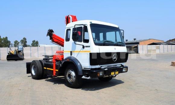 Buy Used Mercedes‒Benz Truck White Truck in Import - Dubai in Region of Bouenza Buy Used Mercedes‒Benz Truck White Truck in Import - Dubai in Region of Bouenza