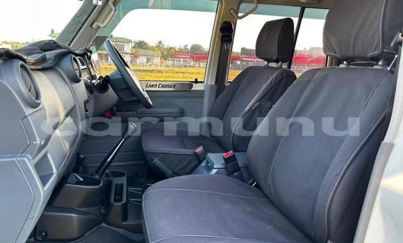 Acheter Occasion Voiture Toyota Land Cruiser Blanc à Import - Dubai, Région de la Bouenza Acheter Occasion Voiture Toyota Land Cruiser Blanc à Import - Dubai, Région de la Bouenza