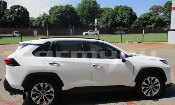Acheter Occasion Voiture Toyota RAV4 Blanc à Import - Dubai, Région de la Bouenza Acheter Occasion Voiture Toyota RAV4 Blanc à Import - Dubai, Région de la Bouenza