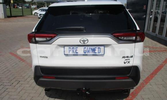 Acheter Occasion Voiture Toyota RAV4 Blanc à Import - Dubai, Région de la Bouenza Acheter Occasion Voiture Toyota RAV4 Blanc à Import - Dubai, Région de la Bouenza