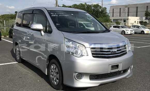 Acheter Occasion Voiture Toyota Noah Gris à Import - Dubai, Région de la Bouenza Acheter Occasion Voiture Toyota Noah Gris à Import - Dubai, Région de la Bouenza
