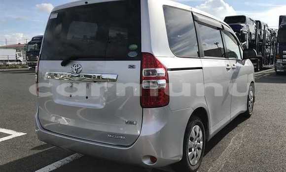 Acheter Occasion Voiture Toyota Noah Gris à Import - Dubai, Région de la Bouenza Acheter Occasion Voiture Toyota Noah Gris à Import - Dubai, Région de la Bouenza