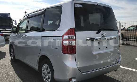 Acheter Occasion Voiture Toyota Noah Gris à Import - Dubai, Région de la Bouenza Acheter Occasion Voiture Toyota Noah Gris à Import - Dubai, Région de la Bouenza