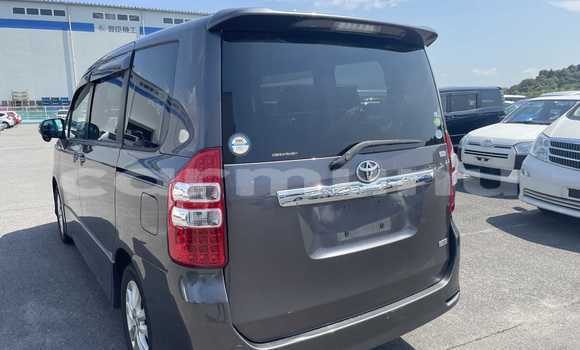 Acheter Occasion Voiture Toyota Noah Gris à Import - Dubai, Région de la Bouenza Acheter Occasion Voiture Toyota Noah Gris à Import - Dubai, Région de la Bouenza