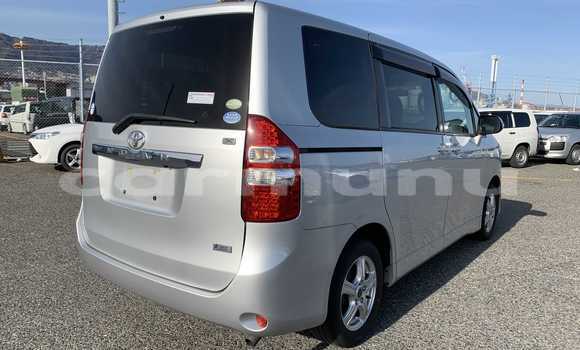 Acheter Occasion Voiture Toyota Noah Gris à Import - Dubai, Région de la Bouenza Acheter Occasion Voiture Toyota Noah Gris à Import - Dubai, Région de la Bouenza