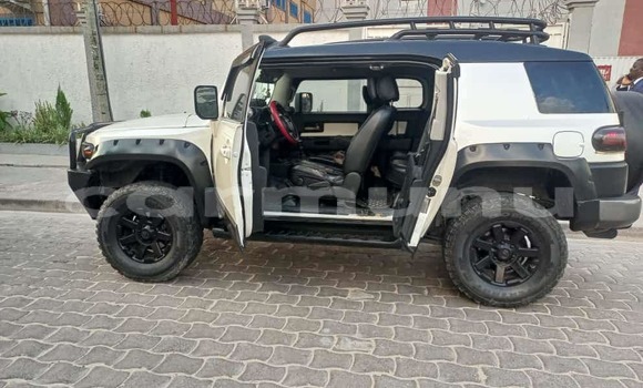 Acheter Occasion Voiture Toyota FJ Cruiser Blanc à Brazzaville, Commune de Brazzaville Acheter Occasion Voiture Toyota FJ Cruiser Blanc à Brazzaville, Commune de Brazzaville