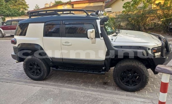Acheter Occasion Voiture Toyota FJ Cruiser Blanc à Brazzaville, Commune de Brazzaville Acheter Occasion Voiture Toyota FJ Cruiser Blanc à Brazzaville, Commune de Brazzaville