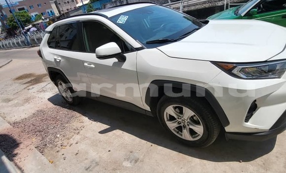 Acheter Occasion Voiture Toyota RAV4 Blanc à Brazzaville, Commune de Brazzaville Acheter Occasion Voiture Toyota RAV4 Blanc à Brazzaville, Commune de Brazzaville
