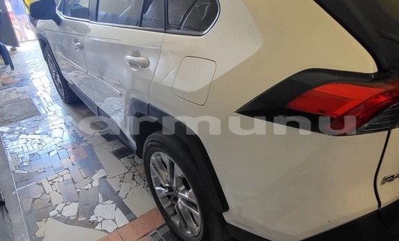 Acheter Occasion Voiture Toyota RAV4 Blanc à Brazzaville, Commune de Brazzaville Acheter Occasion Voiture Toyota RAV4 Blanc à Brazzaville, Commune de Brazzaville