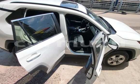 Acheter Occasion Voiture Toyota RAV4 Blanc à Brazzaville, Commune de Brazzaville Acheter Occasion Voiture Toyota RAV4 Blanc à Brazzaville, Commune de Brazzaville