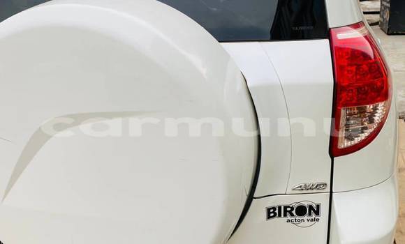 Acheter Occasion Voiture Toyota RAV4 Blanc à Brazzaville, Commune de Brazzaville Acheter Occasion Voiture Toyota RAV4 Blanc à Brazzaville, Commune de Brazzaville