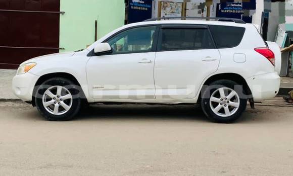 Acheter Occasion Voiture Toyota RAV4 Blanc à Brazzaville, Commune de Brazzaville Acheter Occasion Voiture Toyota RAV4 Blanc à Brazzaville, Commune de Brazzaville