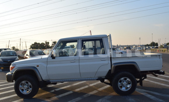 Buy Used Toyota Land Cruiser White Car in Brazzaville in Municipality of Brazzaville Buy Used Toyota Land Cruiser White Car in Brazzaville in Municipality of Brazzaville