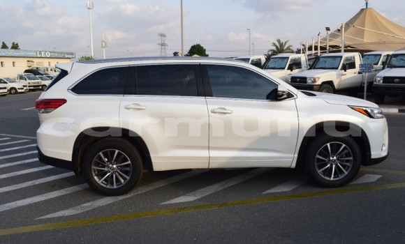 Buy Used Toyota Kluger White Car in Brazzaville in Municipality of Brazzaville Buy Used Toyota Kluger White Car in Brazzaville in Municipality of Brazzaville