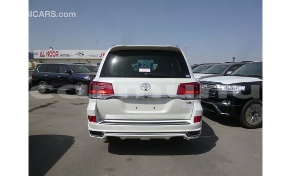Acheter Import Voiture Toyota Land Cruiser Blanc à Import - Dubai, Région de la Bouenza Acheter Import Voiture Toyota Land Cruiser Blanc à Import - Dubai, Région de la Bouenza
