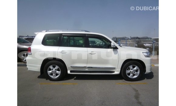 Acheter Import Voiture Toyota Land Cruiser Blanc à Import - Dubai, Région de la Bouenza Acheter Import Voiture Toyota Land Cruiser Blanc à Import - Dubai, Région de la Bouenza