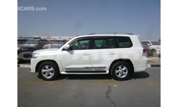 Acheter Import Voiture Toyota Land Cruiser Blanc à Import - Dubai, Région de la Bouenza Acheter Import Voiture Toyota Land Cruiser Blanc à Import - Dubai, Région de la Bouenza