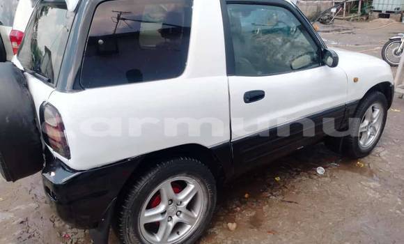 Acheter Occasion Voiture Toyota RAV4 Blanc à Brazzaville, Commune de Brazzaville Acheter Occasion Voiture Toyota RAV4 Blanc à Brazzaville, Commune de Brazzaville