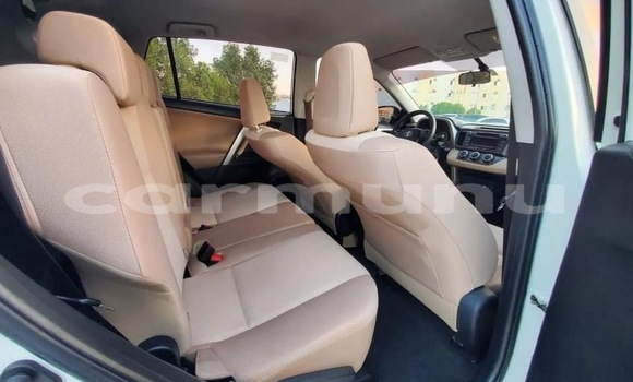 Acheter Occasion Voiture Toyota RAV4 Blanc à Brazzaville, Commune de Brazzaville Acheter Occasion Voiture Toyota RAV4 Blanc à Brazzaville, Commune de Brazzaville