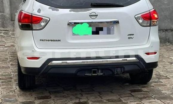 Buy Used Nissan Pathfinder White Car in Brazzaville in Municipality of Brazzaville Buy Used Nissan Pathfinder White Car in Brazzaville in Municipality of Brazzaville