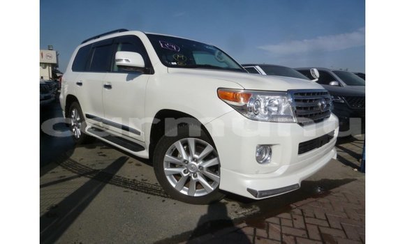 Buy Import Toyota Land Cruiser White Car in Import - Dubai in Region of Bouenza Buy Import Toyota Land Cruiser White Car in Import - Dubai in Region of Bouenza