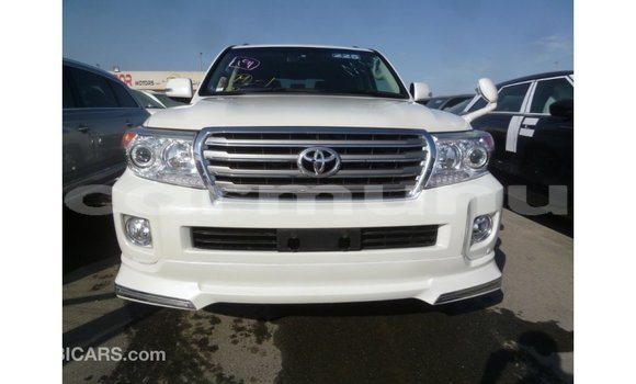 Buy Import Toyota Land Cruiser White Car in Import - Dubai in Region of Bouenza Buy Import Toyota Land Cruiser White Car in Import - Dubai in Region of Bouenza