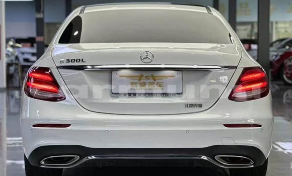 Acheter Import Voiture Mercedes-Benz E200 Blanc à Brazzaville, Commune de Brazzaville Acheter Import Voiture Mercedes-Benz E200 Blanc à Brazzaville, Commune de Brazzaville