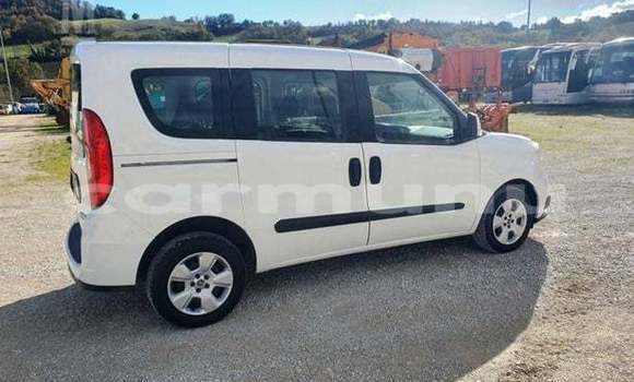Acheter Occasion Voiture Fiat Doblo Blanc à Brazzaville, Commune de Brazzaville Acheter Occasion Voiture Fiat Doblo Blanc à Brazzaville, Commune de Brazzaville
