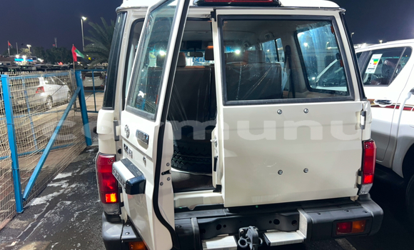 Acheter Occasion Voiture Toyota Land Cruiser Blanc à Brazzaville, Commune de Brazzaville Acheter Occasion Voiture Toyota Land Cruiser Blanc à Brazzaville, Commune de Brazzaville