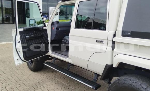 Acheter Occasion Voiture Toyota Land Cruiser Beige à Brazzaville, Commune de Brazzaville Acheter Occasion Voiture Toyota Land Cruiser Beige à Brazzaville, Commune de Brazzaville