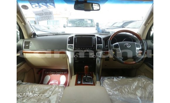 Acheter Import Voiture Toyota Land Cruiser Blanc à Import - Dubai, Région de la Bouenza Acheter Import Voiture Toyota Land Cruiser Blanc à Import - Dubai, Région de la Bouenza