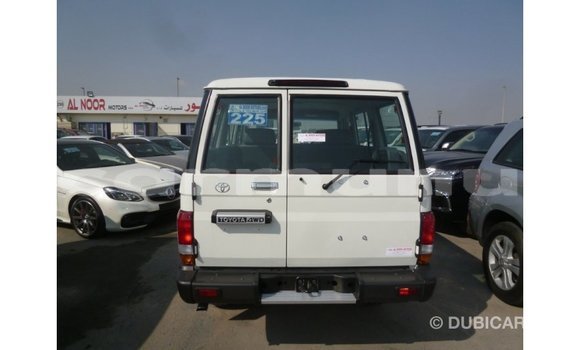 Acheter Import Voiture Toyota Land Cruiser Blanc à Import - Dubai, Région de la Bouenza Acheter Import Voiture Toyota Land Cruiser Blanc à Import - Dubai, Région de la Bouenza