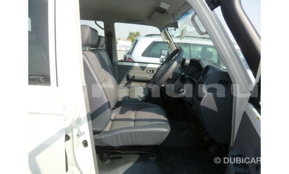 Acheter Import Voiture Toyota Land Cruiser Blanc à Import - Dubai, Région de la Bouenza Acheter Import Voiture Toyota Land Cruiser Blanc à Import - Dubai, Région de la Bouenza