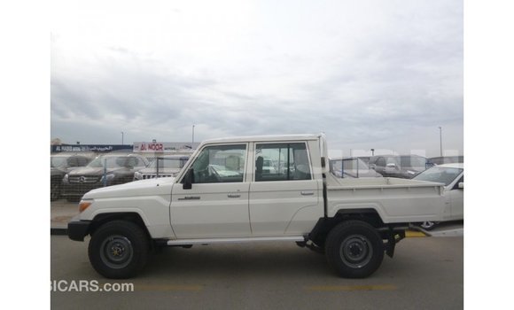 Buy Import Toyota Land Cruiser White Car in Import - Dubai in Region of Bouenza Buy Import Toyota Land Cruiser White Car in Import - Dubai in Region of Bouenza