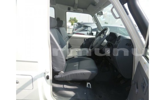 Buy Import Toyota Land Cruiser White Car in Import - Dubai in Region of Bouenza Buy Import Toyota Land Cruiser White Car in Import - Dubai in Region of Bouenza