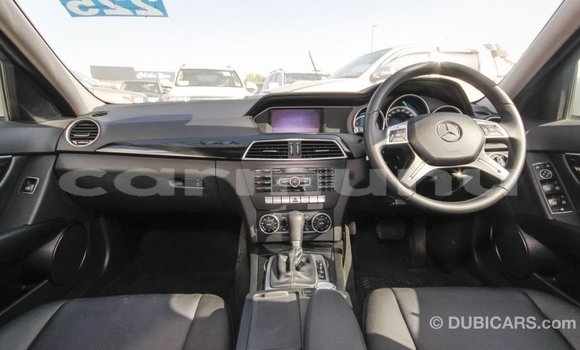 Acheter Import Voiture Mercedes-Benz 200 Blanc à Import - Dubai, Région de la Bouenza Acheter Import Voiture Mercedes-Benz 200 Blanc à Import - Dubai, Région de la Bouenza