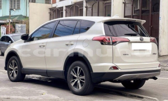 Acheter Occasion Voiture Toyota RAV4 Blanc à Brazzaville, Commune de Brazzaville Acheter Occasion Voiture Toyota RAV4 Blanc à Brazzaville, Commune de Brazzaville