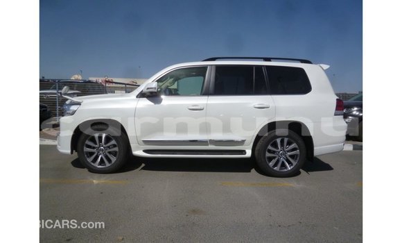 Buy Import Toyota Land Cruiser White Car in Import - Dubai in Region of Bouenza Buy Import Toyota Land Cruiser White Car in Import - Dubai in Region of Bouenza