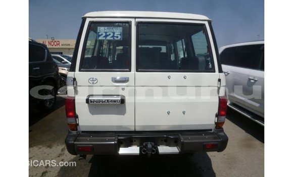 Buy Import Toyota Land Cruiser White Car in Import - Dubai in Region of Bouenza Buy Import Toyota Land Cruiser White Car in Import - Dubai in Region of Bouenza