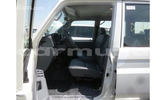 Buy Import Toyota Land Cruiser White Car in Import - Dubai in Region of Bouenza Buy Import Toyota Land Cruiser White Car in Import - Dubai in Region of Bouenza