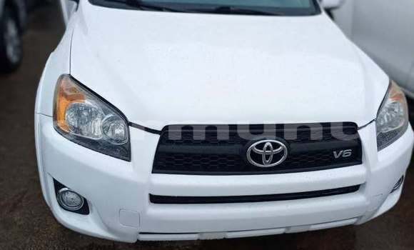Acheter Occasion Voiture Toyota RAV4 Blanc à Brazzaville, Commune de Brazzaville Acheter Occasion Voiture Toyota RAV4 Blanc à Brazzaville, Commune de Brazzaville