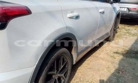 Acheter Occasion Voiture Toyota RAV4 Blanc à Brazzaville, Commune de Brazzaville Acheter Occasion Voiture Toyota RAV4 Blanc à Brazzaville, Commune de Brazzaville